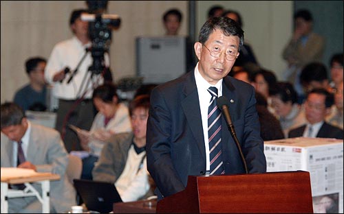 15일 저녁 '조선일보 친일반민족행위에 대한 민간법정'에서 검사를 맡은 장병화 민족문제연구소 이사가 모두진술을 하고 있다. 